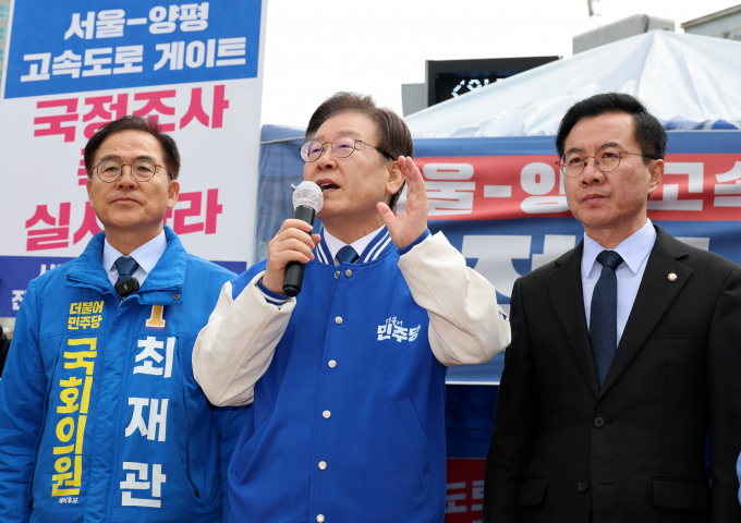 이재명 더불어민주당 대표가 지난 6일 발표된 4~6차 경선 결과에 대해 "갈등이니, 내홍이니, 누구 편이니, 누구 편이 아니니 또 몰아가는데 정말로 옳지 않은 일"이라고 말했다. 사진은 7일 이 대표(가운데)가 경기 양평군청 앞에 마련된 '서울-양평 고속도로 국정농단 진상규명 촉구' 농성장 앞에서 양평고속도로 특혜의혹 규탄 기자회견을 하는 모습. /사진=뉴스1(공동취재)