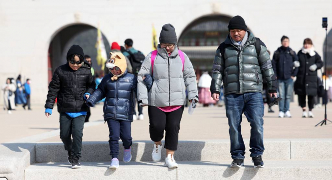 오는 8일 전국은 대체로 맑을 것으로 보이나 아침기온이 최저 영하 5도까지 떨어질 예정이다. 사진은 전국적으로 꽃샘추위가 이어진 지난 2일 서울 종로구 경복궁에서 두꺼운 옷차림을 한 관광객. /사진= 뉴시스 