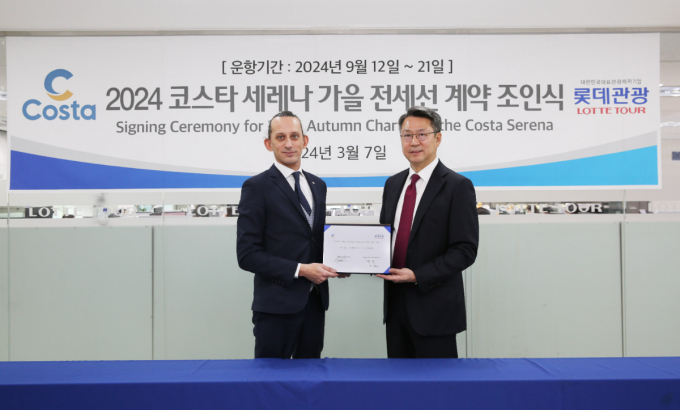  롯데관광개발이 코스타 크루즈와 9월 전세선 운항 계약을 맺었다. 계약 체결식에서 코스타 크루즈사 프란시스코 라파 아시아 총괄(왼쪽)과 백현 롯데관광개발 대표이사 사장이 기념촬영을 하고 있다. /사진=롯데관광개발