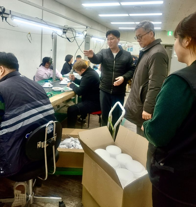 강현도 오산 부시장이 장애인거주시설과 보호작업장 등에 대한 현장 방문을 진행하고 있다. / 사진제공=오산시 