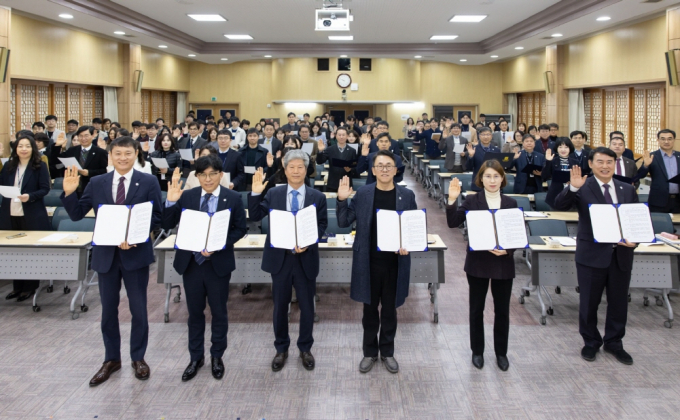 이정선 광주광역시 교육감(오른쪽 첫번째))을 비롯한 직원들이 7일 청렴 START 선포식을 개최하고 청렴한 광주교육 실현을 다짐하고 있다./사진=광주시교육청