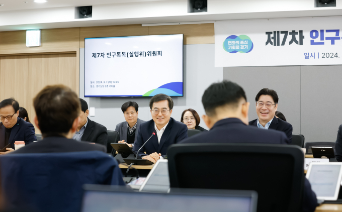  김동연 경기도지사가 7일 인구톡톡위원회에 참석해 인구문제에 대한 현실성 있는 대안을 주문하고 있다. / 사진제공=경기도