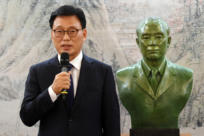7일 박광온 더불어민주당 의원(경기 수원정)이 오는 4월 총선 경선 탈락에 대해 수용하겠다는 의사를 밝혔다. 사진은 박 의원이 지난해 12월19일 서울 여의도 국회에서 열린 제25회 백봉신사상 시상식에서 대상 수상 소감을 전하는 모습. /사진=뉴시스(공동취재) 