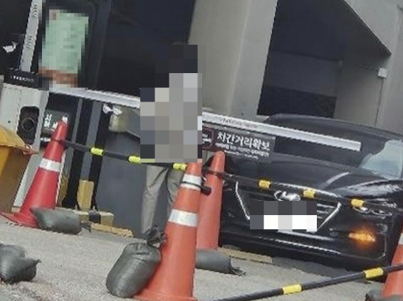 최근 온라인 자동차 커뮤니티 보배드림 인스타그램에는 한 중년 여성이 대형마트 주차장 입구에서 역주행했다는 사연이 제보됐다. 사진은 해당 여성이 마트 측에 전화를 시도하는 모습. /사진=보배드림 인스타그램 캡처