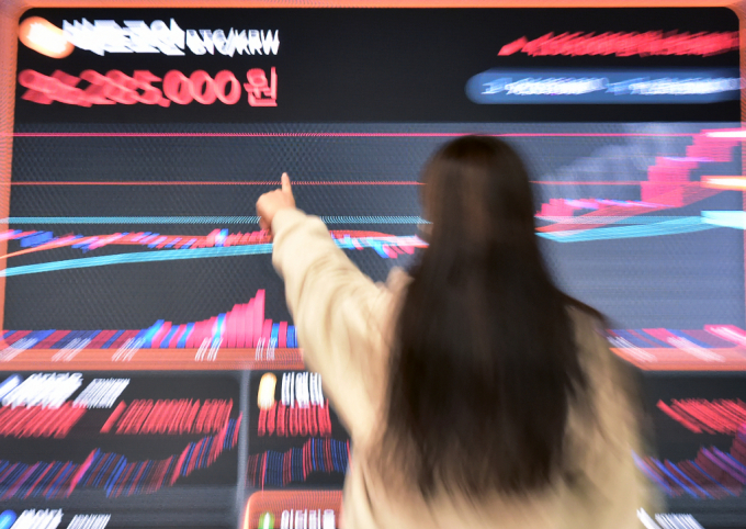 가상화폐 대장주인 비트코인(BTC)이 9500만을 넘어 사상 첫 9600만원을 돌파, 국내외 시장에서 연일 최고가를 갱신하며 상승세를 이어가고 있는 가운데 5일 서울 강남 빗썸 가상자산거래소에서 관계자가 거래현황판을 살펴보고 있다. /사진=임한별(머니S)