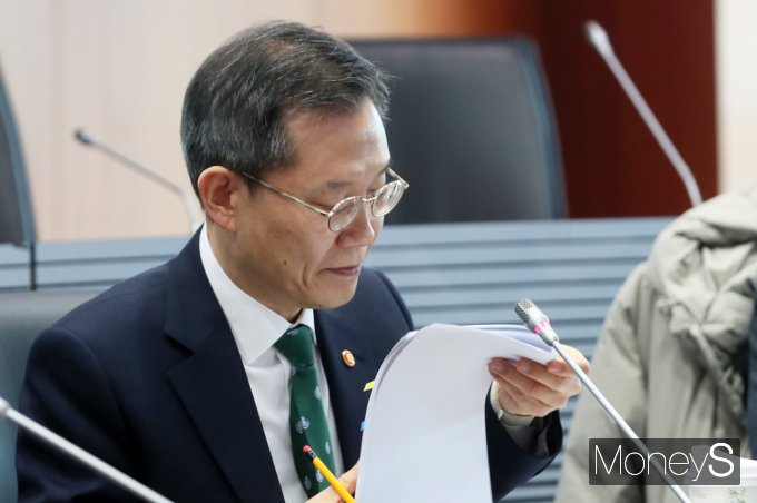 [머니S포토] 자료 살피는 이종호 과기부 장관