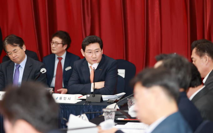  이상일 용인특례시장이 지난 6일 남양주시 경기시청자미디어센터에서 열린 경기도시장군수협의회 제2차 정기회의에서 2026년 7월로 예정된 5차 국가철도망 구축 계획 수립 시기를 앞당기자고 제안하고 있다. / 사진제공=용인특례시