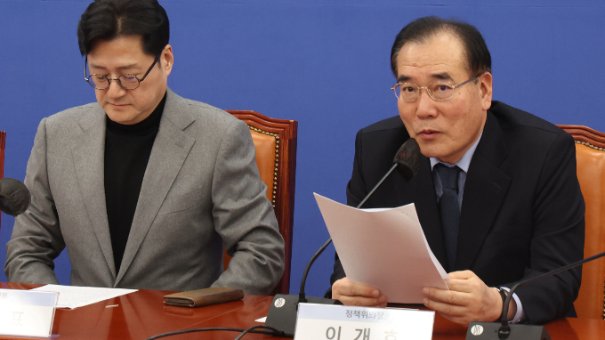 더불어민주당이 반도체 강국으로 나아가며 경기 남부·동부권을 반도체 메가시티로 조성하는 것을 골자로 한 반도체 공약을 발표했다. 사진은 지난달 27일 이개호 민주당 정책위의장이 서울 여의도 국회에서 공약발표하는 모습. /사진=뉴스1