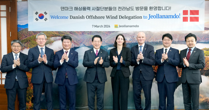 김영록 전라남도지사(왼쪽에서 네번째)가 7일 오전 도청 접견실에서 사브리나 미어손 마이네케 주한덴마크 부대사, 아이너 옌센 CIP 글로벌 대외협력대표를 비롯한 덴마크 해상풍력 사절단과 면담을 갖고 기념촬영을 하고 있다./전남도