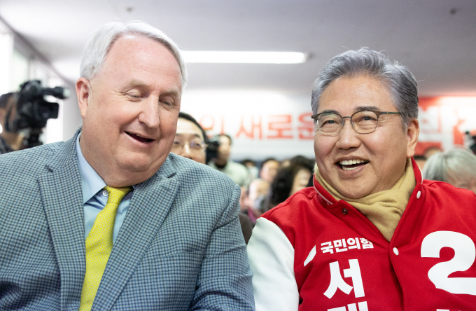국민의힘 공천관리위원회가 인요한 전 국민의힘 혁신위원장에게 비례대표 제안을 건넸다. 사진은 서울 서대문구을에 출마하는 박진 국민의힘 의원(오른쪽)과 인 전 위원장이 지난 5일 서울 서대문구에 마련된 박 의원 선거사무소에서 대화를 나누는 모습. /사진=뉴스1