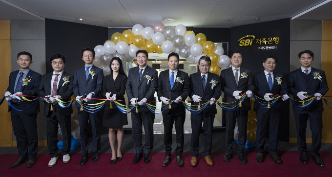 SBI저축은행이 개인·기업 등 종합금융서비스를 제공하는 여의도 금융센터와 강남 금융센터를 오픈하고 본격적인 영업에 들어갔다. 사진 왼쪽 다섯 번째부터 오화경 저축은행중앙회장, 김문석 대표이사, 타니구치 부사장이 오픈식에 참석한 모습./사진=SBI저축은행