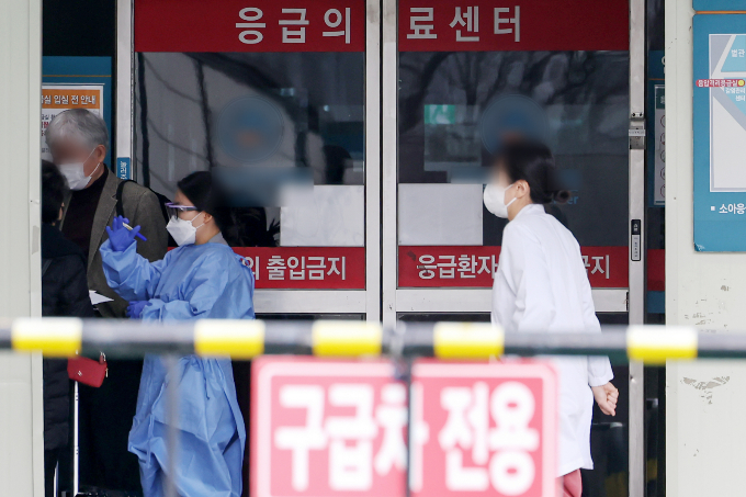 정부가 의사들의 업무를 대신 하고 있는 간호사들을 법적으로 보호하기 위해 지난달 27일 시행한 'PA 간호사 시범사업'에 대해 업무 범위를 보완한 지침을 8일부터 시행한다. 전날 서울의 한 종합병원 응급의료센터에서 간호사들이 환자와 보호자를 응대하고 있다. /사진=뉴스1