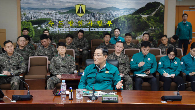 신원식 국방부 장관이 7일 오전 수도방위사령부 지하 벙커를 방문해 북한의 도발이 지속되면 선 응징 후 보고하라고 강조했다. 사진은 이날 수방사를 방문해 대비태세를 점검하는 신 장관. /사진=뉴스1