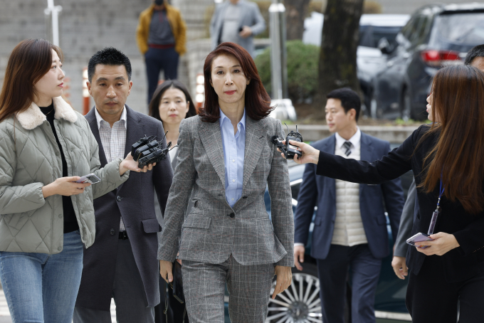 노소영 아트센터 나비 관장이 지난해 11월9일 서울 서초구 고등법원에서 열린 최태원 SK그룹 회장과의 이혼소송 2심 변론기일에 출석하고 있다. / 사진=뉴스1