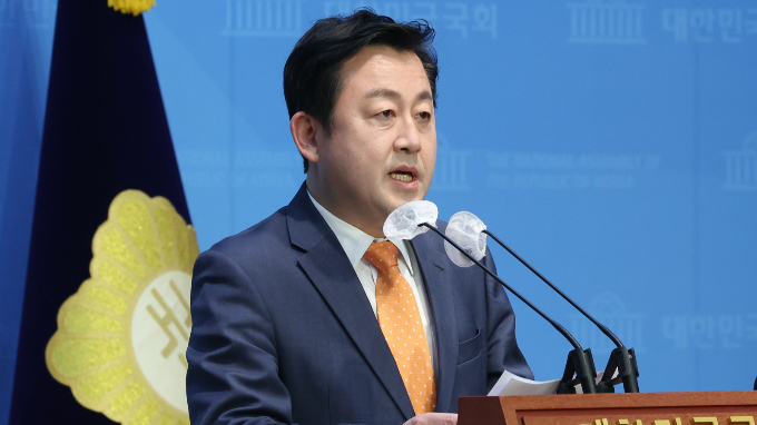 개혁신당이 7일 오후 서울 여의도 국회 소통관에서 스포츠토토 경쟁력을 높이기 위한 규제 완화와 e스포츠 종목 추가 등의 공약을 발표했다. 사진은 지난 5일 김용남 정책위의장이 릴레이 정책발표를 하는 모습. /사진=뉴스1