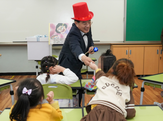 7일 사상구 모덕초에서 재능기부에 나선 하윤수 부산교육감/사진=부산교육청