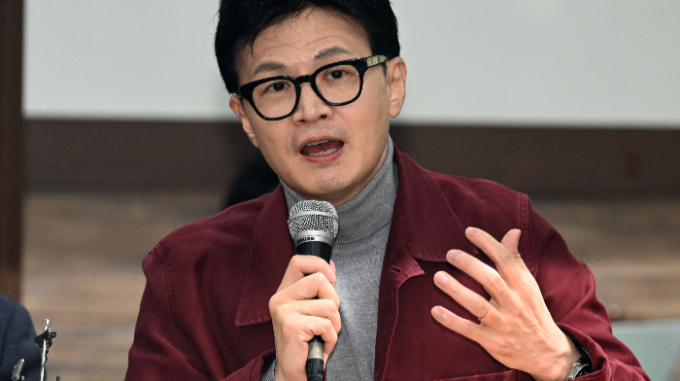 한동훈 국민의힘 비상대책위원장이 경기 남부 최대 격전지 수원을 방문했다. 사진은 7일 경기 수원시 지동못골시장에서 상인연합회 간담회를 하는 한 위원장. /사진=뉴시스