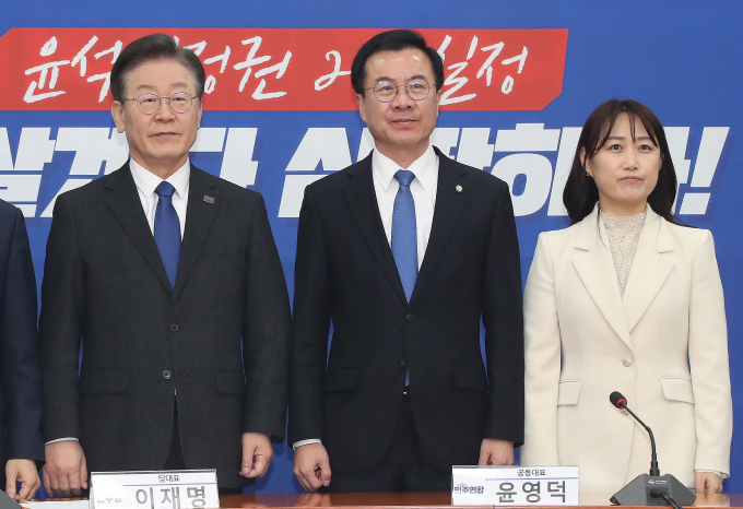7일 더불어민주연합이 최고위원회 구성과 사무총장 임명을 마쳤다. 사진은 이재명 더불어민주당 대표가 지난 5일 서울 여의도 국회에서 윤영덕·백승아 더불어민주연합 공동대표를 접견하는 모습. 맨 왼쪽부터 이 대표, 윤 공동대표, 백 공동대표. /사진=뉴스1