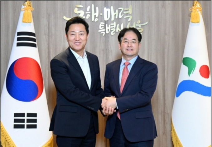지난 6일, 이동환 고양특례시장(우)과 오세훈 서울특별시장(좌)이 서울시청에서 만나 환담에 앞서 두손을 맞잡고 사진 촬영을 하고 있다. / 사진제공=고양특례시