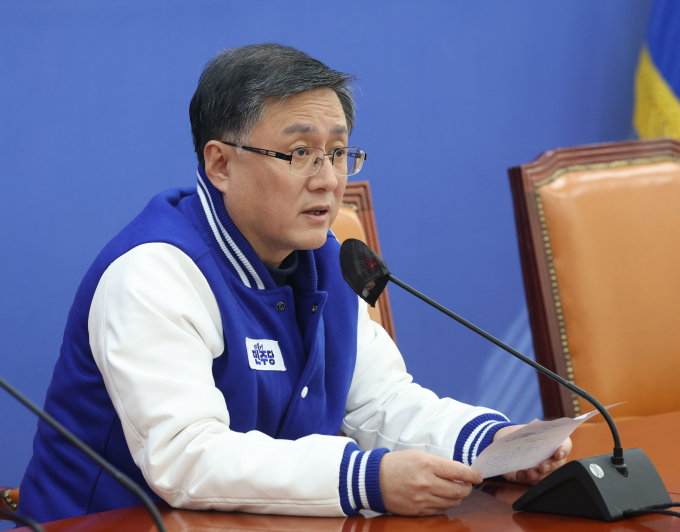 7일 김성환 더불어민주당 비례대표추천관리위원회 분과위원장이 오는 4월 총선 비례대표 후보 공모에 총 192명이 신청했다고 밝혔다. 사진은 김 위원장이 7일 서울 여의도 국회에서 제22대 비례대표 국회의원 후보자 추천 신청 결과 브리핑을 하는 모습. /사진=뉴스1 