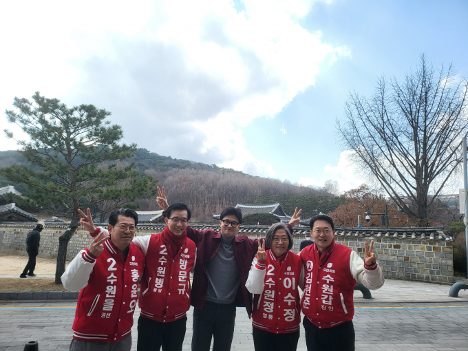 4·10 총선을 한 달 여 앞든 7일 한동훈 국민의힘 비상대책위원장이 총선 주요 승부처로 꼽히는 경기도 수원을 찾아 후보들을 격려하고 있다(왼쪽부터 홍윤오 수원을, 방문규 수원병, 한동훈 위원장, 이수정 수원정, 김현준 수원갑 후보). / 사진제공=이수정 수원정 후보 