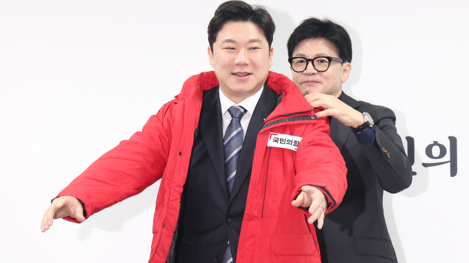 7일 오후 서울 여의도 국민의힘·국민의미래 당사에서 국민의미래 비례대표직에 도전한 이들이 몰린 것으로 나타났다. 사진은 지난 2월 국민의힘 당사에서 열린 인재 영입 환영식에서 한동훈 비대위원장이 진종오 대한체육회 이사에게 옷을 입혀주는 모습. /사진=뉴스1