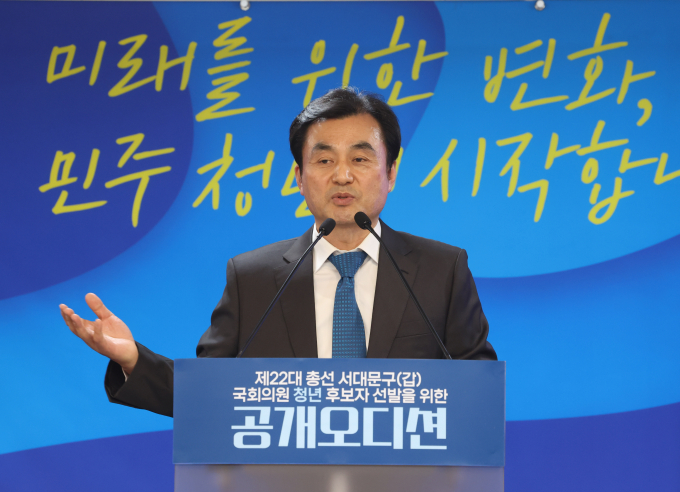 7일 더불어민주당이 서울 서대문갑에 권지웅 전세사기고충접수센터장, 김규현 전 서울북부지검 검사, 성치훈 전 청와대 행정관의 경선이 확정됐다고 밝혔다. 사진은 안규백 민주당 전략공관위원장이 7일 서울 여의도 중앙당사에서 열린 서대문갑 청년전략지구 공개오디션에서 인사말을 하는 모습. /사진=뉴스1