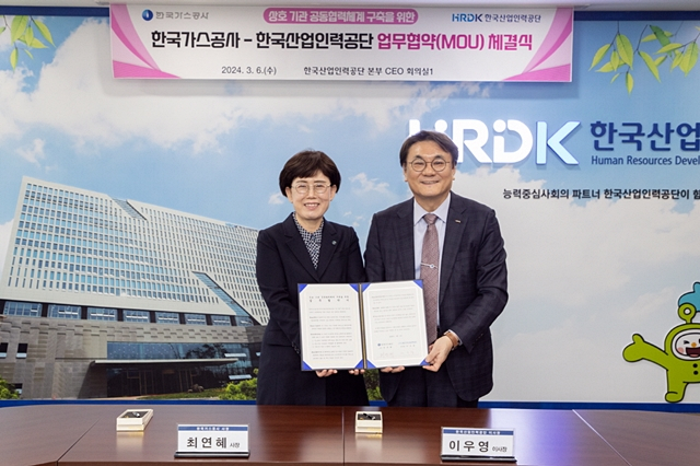 최연혜 가스공사 사장(왼쪽)과 이우영 산업인력공단 이사장(오른쪽)이 업무협약서를 들어보이고 있다./사진제공=한국가스공사