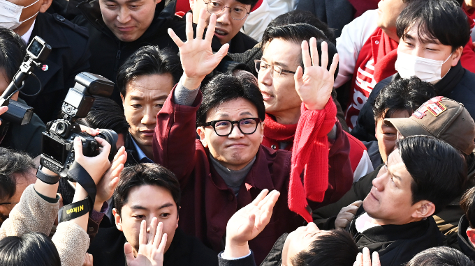 한동훈 국민의힘 비상대책위원장이 7일 경기 수원 지동못골시장에서 박광온 더불어민주당 의원의 경선 탈락과 관련해 속보이는 사천이라며 비판했다. 사진은 이날 지동시장을 방문한 한 위원장. /사진=뉴스1