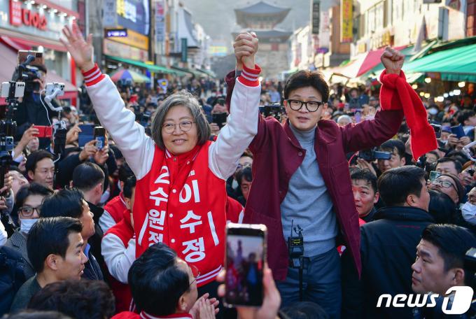 [사진] 이수정 후보와 손 잡은 한동훈 비대위원장