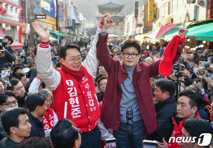 [사진] 수원 출마 후보들과 손 잡은 한동훈 비대위원장