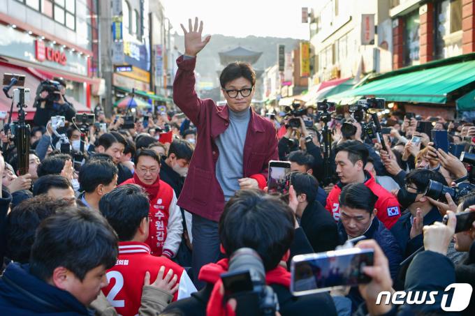 [사진] 수원 시장 찾은 한동훈 비대위원장