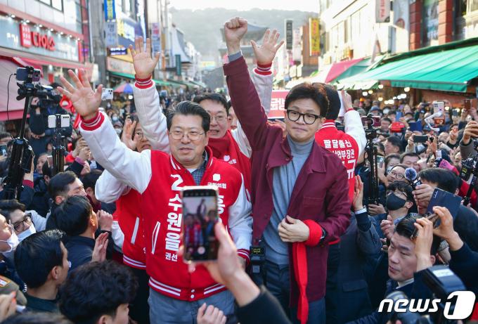 [사진] 수원 출마 후보들과 손 잡은 한동훈 비대위원장