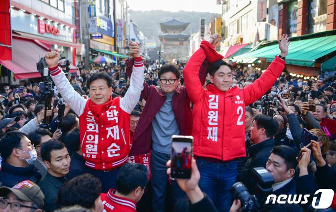 [사진] 수원 출마 후보들과 손 잡은 한동훈 비대위원장