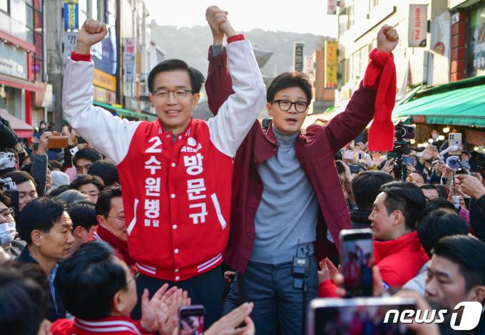 [사진] 한동훈 비대위원장, 후보들과 함께