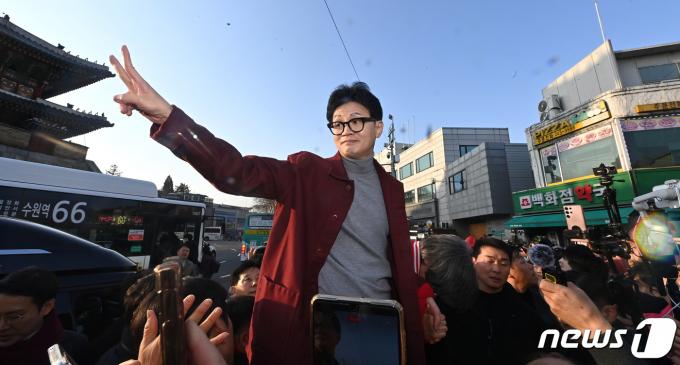 한동훈 국민의힘 비상대책위원장이 7일 경기도 수원시 팔달구 지동시장에서 시민들을 향해 인사하고 있다. (공동취재) 2024.3.7/뉴스1 ⓒ News1 김영운 기자