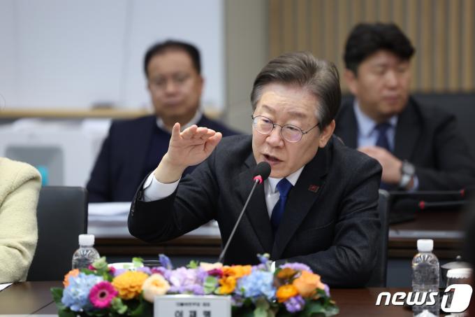 이재명 더불어민주당 대표가 7일 이천 SK하이닉스에서 김동섭 사장과 반도체 정책간담회를 하고 있다. (더불어민주당 제공) 2024.3.7/뉴스1 ⓒ News1 송원영 기자