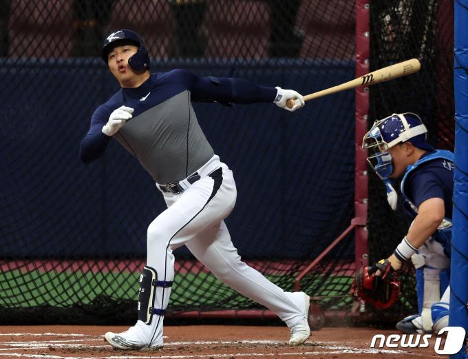 2023 월드베이스볼클래식(WBC)에 출전하는 대한민국 야구대표팀 김하성이 3일 오후 서울 구로구 고척스카이돔에서 원태인의 라이브 배팅에 맞춰 훈련을 하고 있다. 2023.3.2/뉴스1 ⓒ News1 김진환 기자
