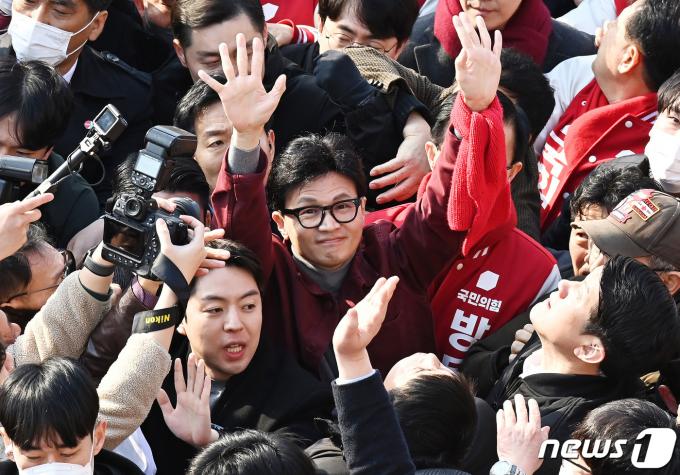 한동훈 국민의힘 비상대책위원장이 7일 경기도 수원시 팔달구 지동시장을 방문해 시민들에게 손을 흔들며 인사하고 있다. (공동취재) 2024.3.7/뉴스1 ⓒ News1 김영운 기자