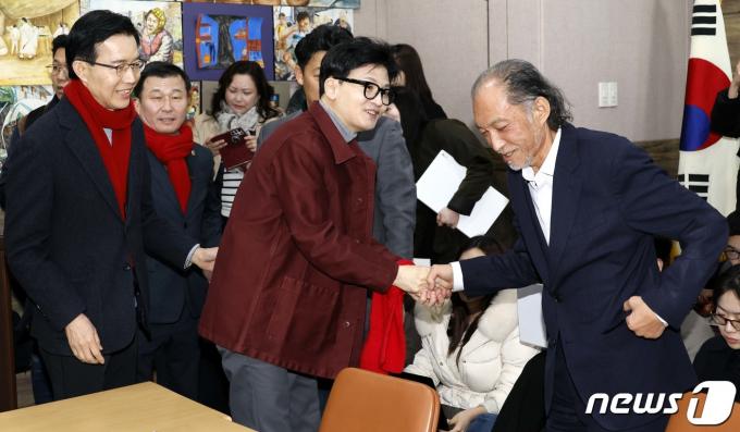한동훈 국민의힘 비상대책위원장이 7일 경기 수원시 팔달구 못골시장에서 최극렬 상인연합회장과 간담회에 앞서 인사하고있다. (공동취재) 2024.3.7/뉴스1 ⓒ News1 김영운 기자