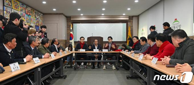 한동훈 국민의힘 비상대책위원장이 7일 경기 수원시 지동못골시장에서 상인연합회 간담회를 하고 있다. (공동취재) 2024.3.7/뉴스1 ⓒ News1 김영운 기자