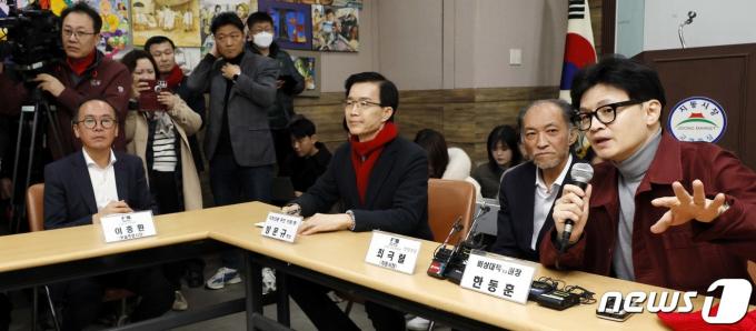 한동훈 국민의힘 비상대책위원장이 7일 경기도 수원시 팔달구 못골시장에서 상인들과 간담회를 하고있다. (공동취재) 2024.3.7/뉴스1 ⓒ News1 김영운 기자