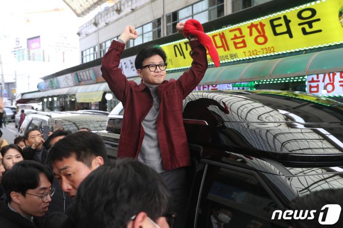 한동훈 국민의힘 비상대책위원장이 7일 오후 경기 수원시 팔달구 지동시장에서 시민들과 인사를 하고 있다. 2024.3.7/뉴스1 ⓒ News1 김영운 기자