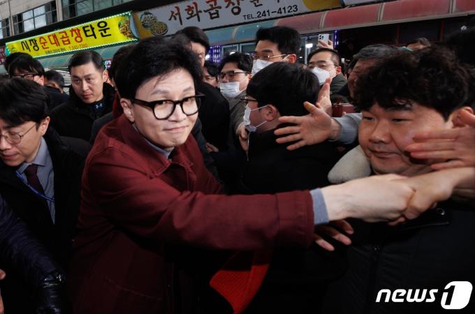 한동훈 국민의힘 비상대책위원장이 7일 오후 경기 수원시 지동못골시장 상인연합회 간담회에 참석하며 시민들과 인사를 나누고 있다. (공동취재) 2024.3.7/뉴스1 ⓒ News1 김영운 기자