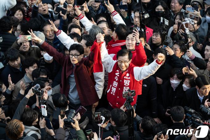 한동훈 국민의힘 비상대책위원장이 7일 경기 수원시 영동남문시장에서 수원 지역구에 출마하는 후보들과 함께 유권자들에게 인사하고 있다. (공동취재) 2024.3.7/뉴스1 ⓒ News1 김영운 기자