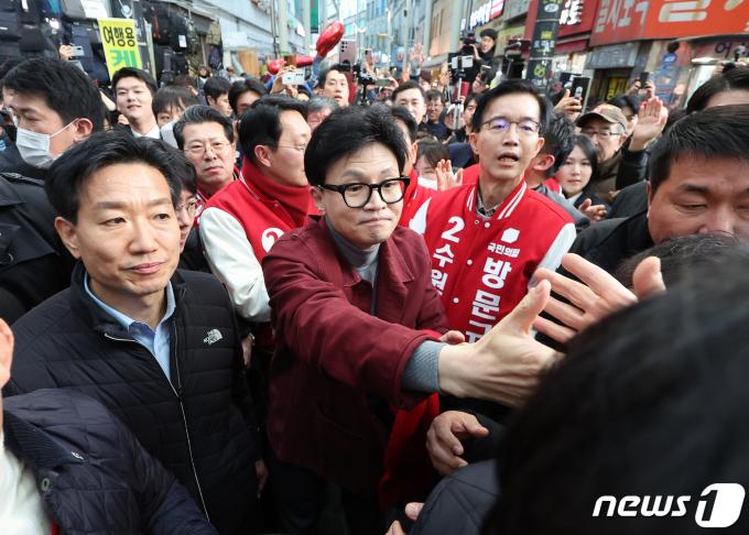 한동훈 국민의힘 비상대책위원장이 7일 경기도 수원시 팔달구 지동못골시장을 방문해 시민들에게 손을 흔들며 인사하고 있다. (공동취재) 2024.3.7/뉴스1 ⓒ News1 김영운 기자