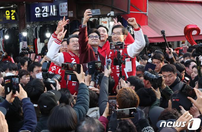 한동훈 국민의힘 비상대책위원장이 7일 경기도 수원시 팔달구 지동못골시장에서 수원 지역구에 출마하는 후보들과 함께 사진을 찍고 있다. (공동취재) 2024.3.7/뉴스1 ⓒ News1 김영운 기자