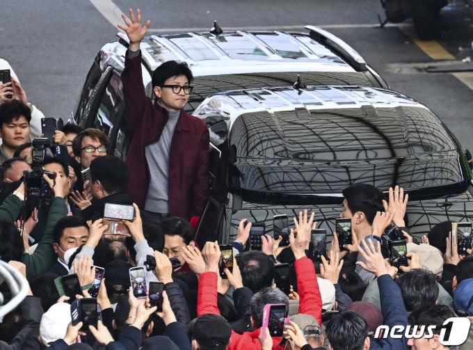 한동훈 국민의힘 비상대책위원장이 7일 경기도 수원시 영동남문시장을 찾아 시민들을 향해 인사하고 있다. (공동취재) 2024.3.7/뉴스1 ⓒ News1 김영운 기자