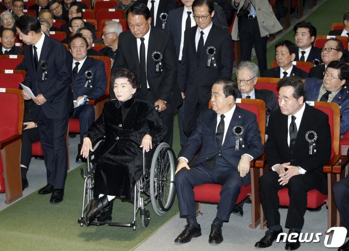 지난 2019년 22일 오후 서울 동작구 국립서울현충원에서 열린 고 김영삼 전 대통령 서거 4주기 추도식에서 김 전 대통령 부인 손명순 여사가 입장하고 있다. 2019.11.22/뉴스1 ⓒ News1 안은나 기자