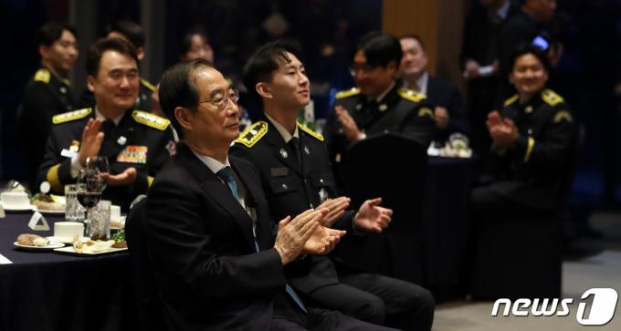 [사진] 소방간부후보생 졸업 축하 공연 보는 한덕수 국무총리